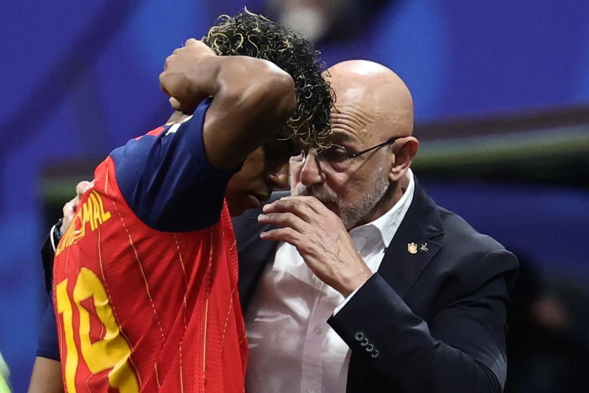Luis de la Fuente briefs Lamine Yamal before sending him on for Spain against Cape Verde