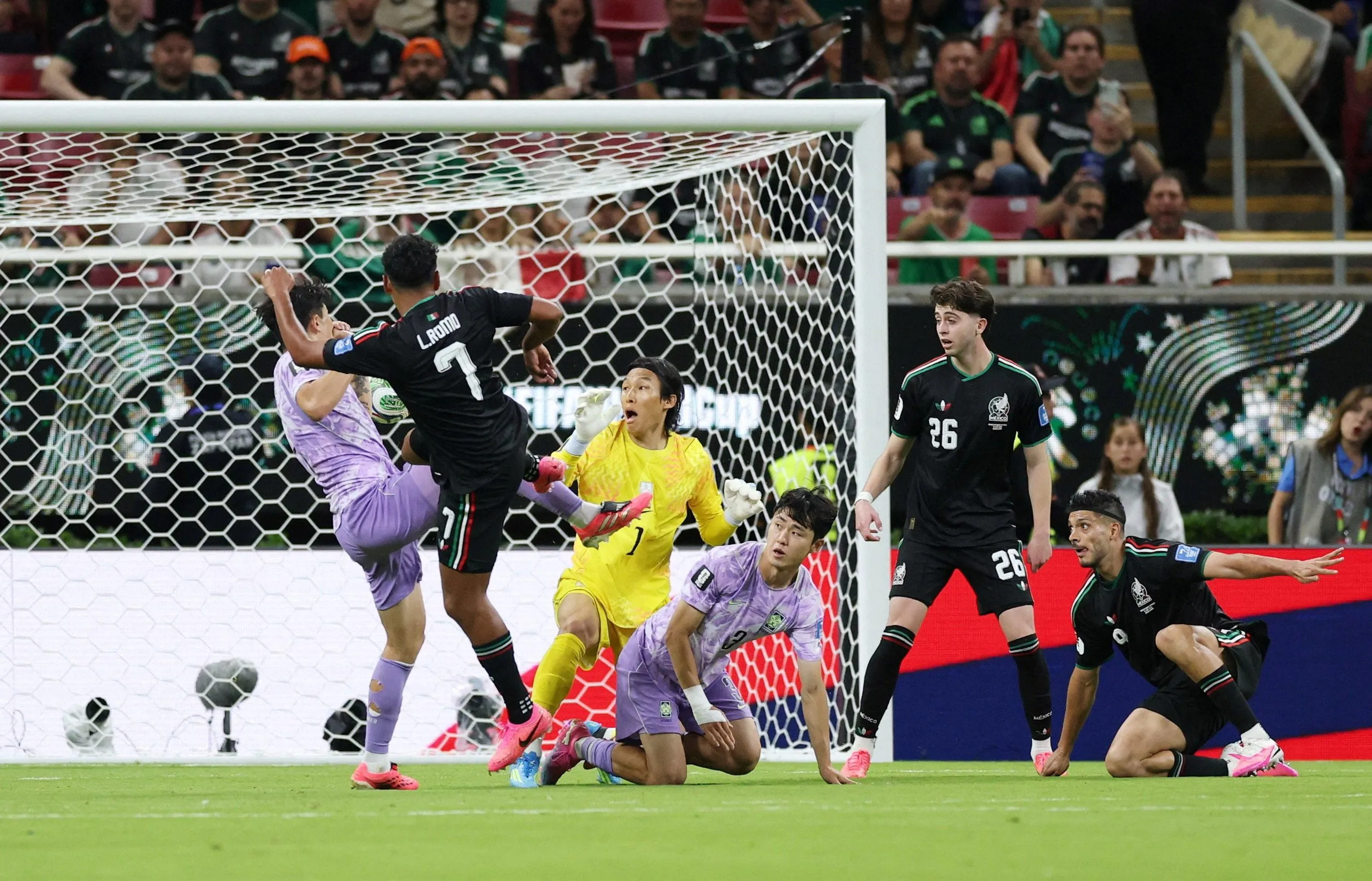 Kim Seung-gyu watches as Luis Romo takes advantage of the Korean keeper’s error.