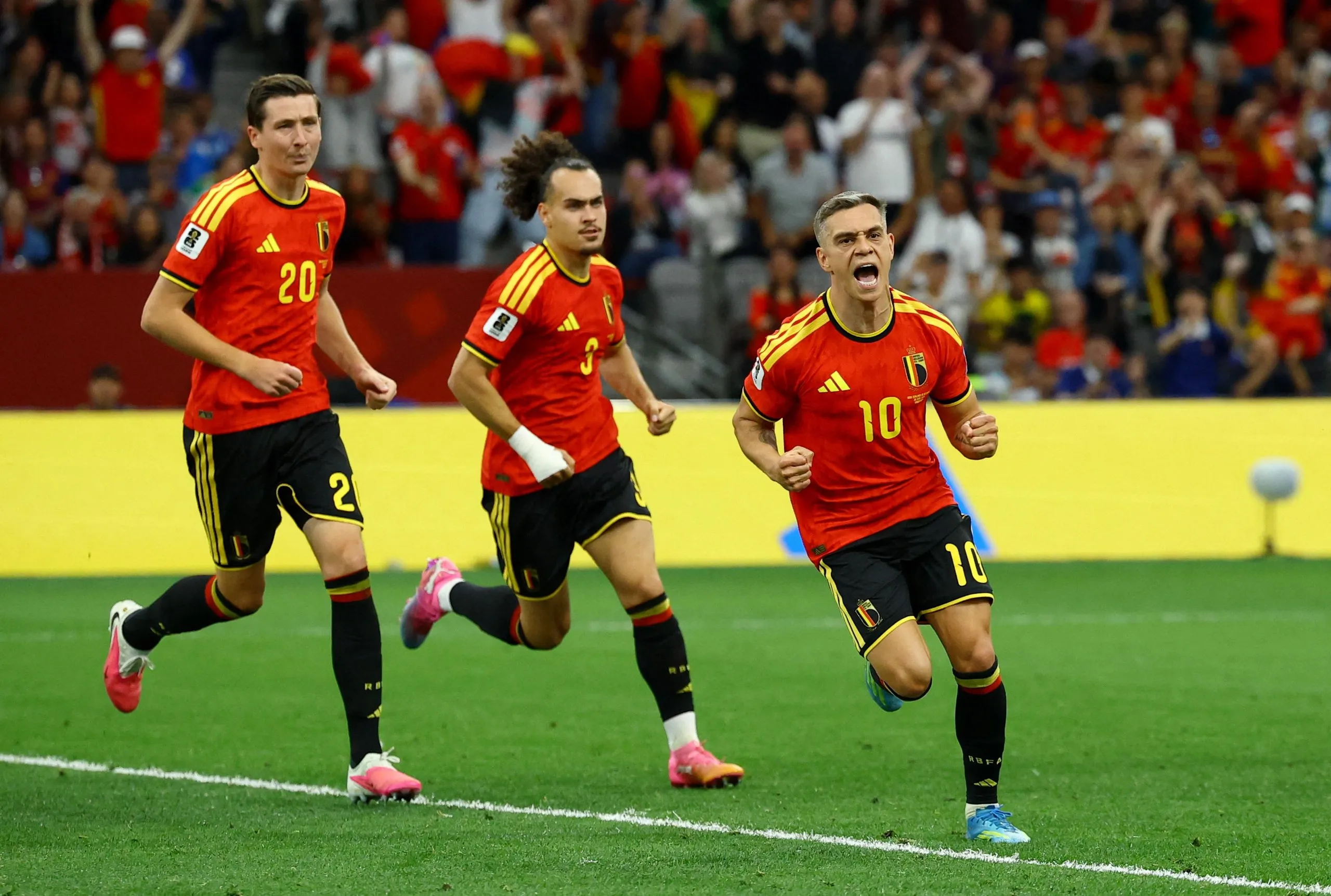 Leandro Trossard celebrates.
