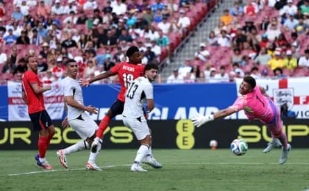 Harry Kane zdobywa zwycięskiego gola dla Anglii Harry Kane (left) scores England’s winner two minutes into first-half stoppage time in Tampa.