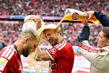 Harry Kane i jego koledzy z Bayernu Monachium świętują zwycięstwo w Bundeslidze w maju