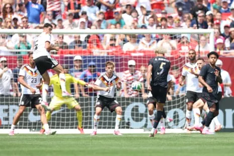 Antonee Robinson wyrównuje wynik dla Stanów Zjednoczonych strzelając bramkę w 37. minucie.