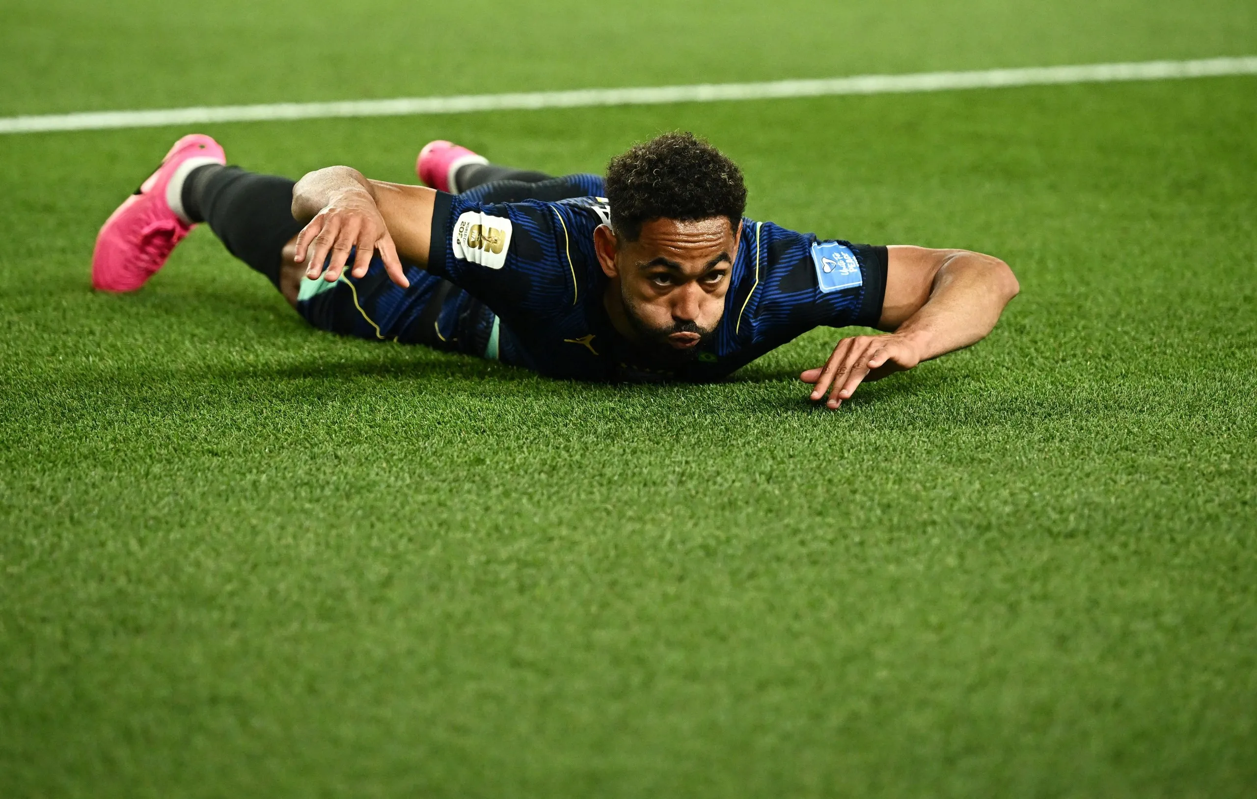 Cunha celebrates laying on his chest