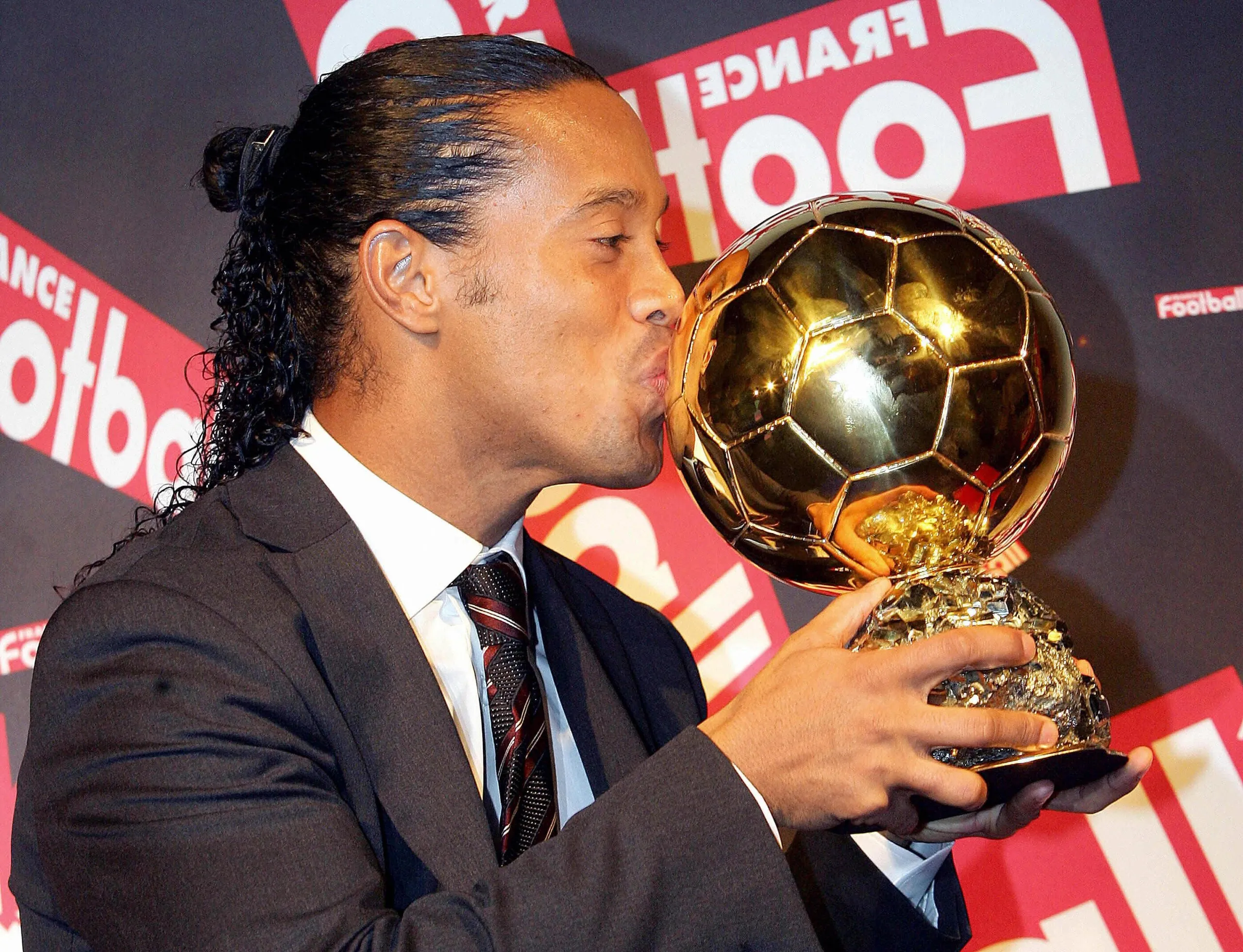 Ronaldinho kisses the trophy after being awarded the Ballon d’Or in 2005