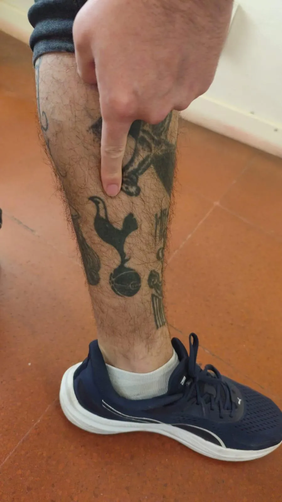 Hernán proudly displaying his Tottenham Hotspur tattoo.
